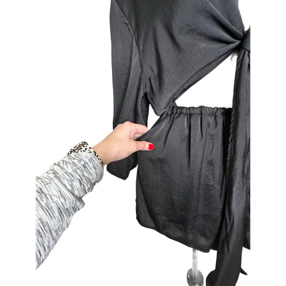 Stolen Hearts black flare sleeves front tie romper size Large - Picture 5 of 11